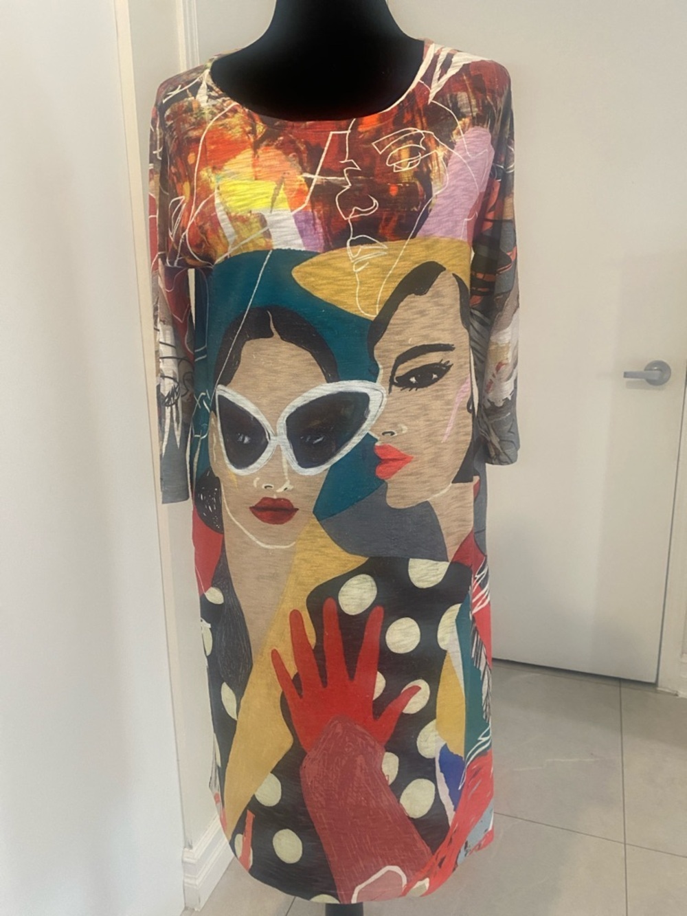 INOAH Art Shift Dress w pockets in a Bold graphic  3/4 length sleeve Size Small